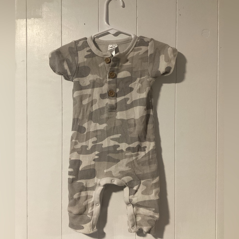 6-9 Months Gerber Grey Camouflage Short Sleeve Bodysuit Button Up